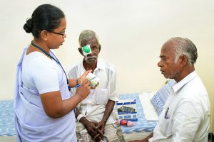 A nurse explains how to apply postoperative medication. INDIA. © M Rajkumar